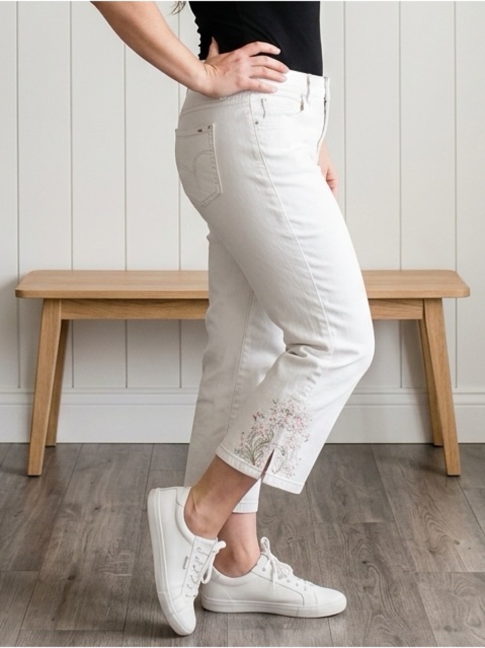 White Embroidered Floral Capri Pants Size 10 Bohemian Cottagecore Understated
